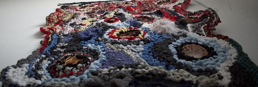 Arte_textil_residuos_Atacama_BrisaMP - BRISA MP Textile created from clothing waste, electronics, and copper. Brisa MP. Galería Sur. Barcelona, 2025