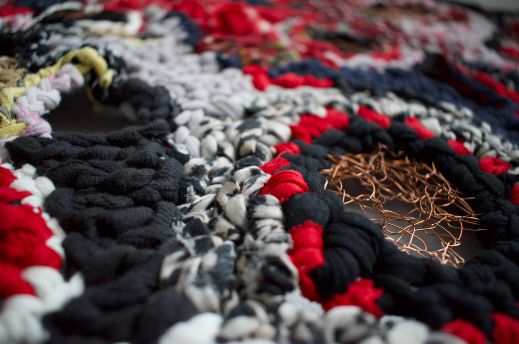 Atacama_residuos textiles - BRISA MP Textile created from clothing waste, electronics, and copper. Brisa MP. Galería Sur. Barcelona, 2025